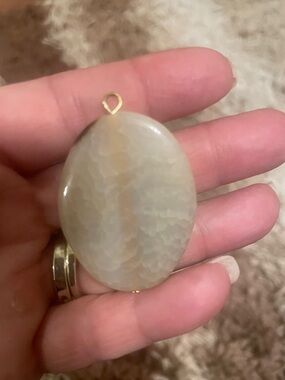 Source Unknown Cream and Gold Oval Agate Pendant